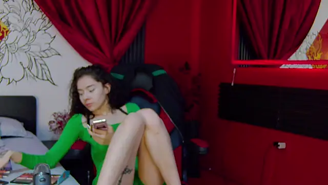 Snapshot of RavennMoonn chatting on October 3, 2025, 7:33 pm RavennMoonn online show from October 3, 2025, 7:33 pm