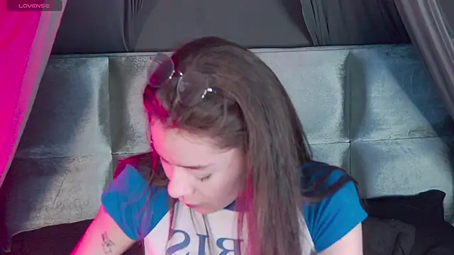 Snapshot of RavennMoonn chatting on October 8, 2025, 6:27 pm RavennMoonn online show from October 8, 2025, 6:27 pm