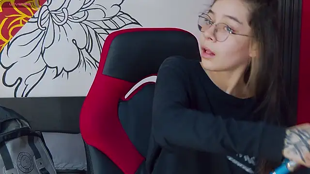 Snapshot of RavennMoonn chatting on March 9, 2026, 1:15 pm RavennMoonn online show from March 9, 2026, 1:15 pm