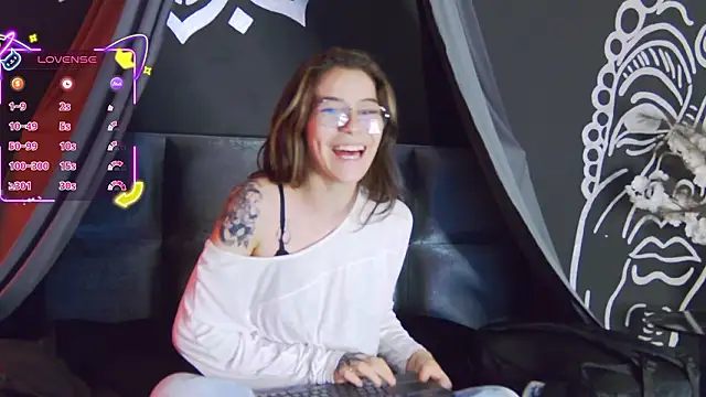 Snapshot of RavennMoonn chatting on March 11, 2026, 1:17 pm RavennMoonn online show from March 11, 2026, 1:17 pm