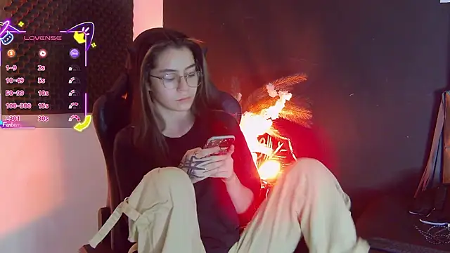 Snapshot of RavennMoonn chatting on March 13, 2026, 1:40 pm RavennMoonn online show from March 13, 2026, 1:40 pm