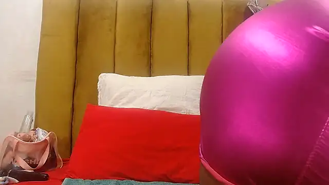 RoundaAssx22 online show from July 31, 2026, 7:35 pm