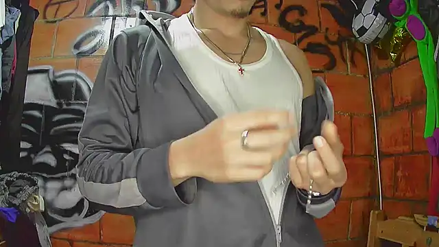 Snapshot of alexandercruz chatting on May 20, 2026, 1:01 am alexandercruz online show from May 20, 2026, 1:01 am