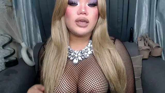 10inchs Maxie online show from November 30, 2025, 7:56 am