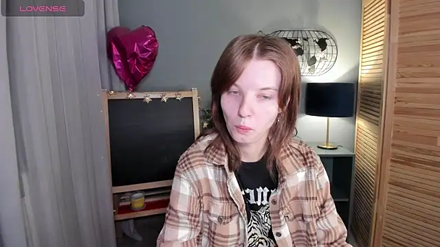 Snapshot of Madelaineses chatting on October 17, 2025, 11:24 am Madelaineses online show from October 17, 2025, 11:24 am