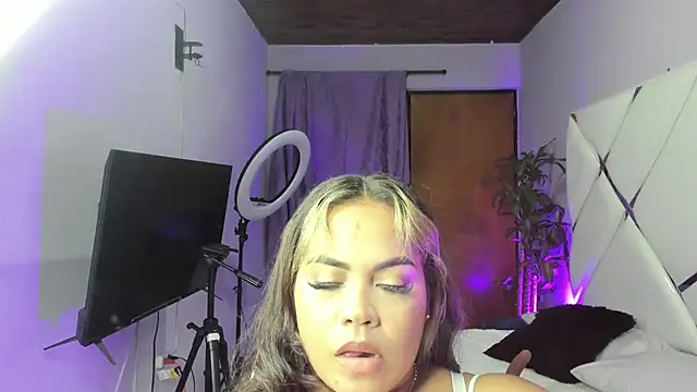 Snapshot of EmilyDuran_ chatting on October 19, 2025, 11:27 pm EmilyDuran online show from October 19, 2025, 11:27 pm