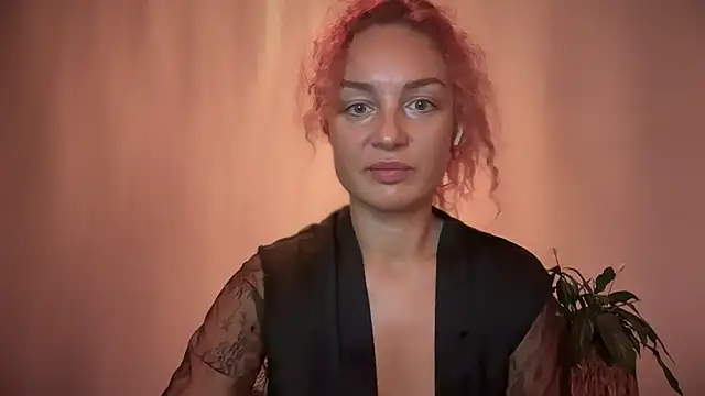 Snapshot of Reddgiirl chatting on October 25, 2025, 5:26 am Reddgiirl online show from October 25, 2025, 5:26 am