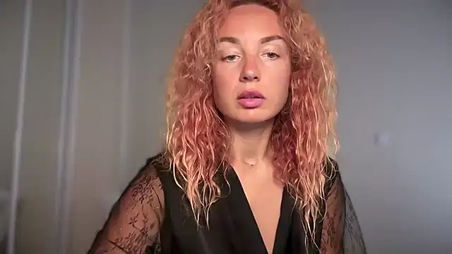 Reddgiirl online show from July 15, 2026, 8:41 am