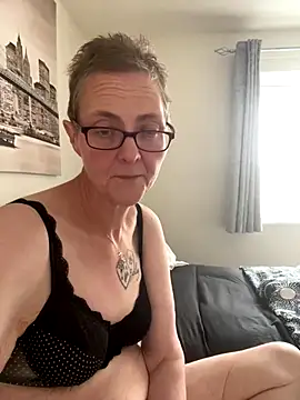 Snapshot of Curvy-Jinx chatting on September 28, 2025, 2:00 pm Curvy-Jinx online show from September 28, 2025, 2:00 pm