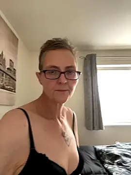 Snapshot of Curvy-Jinx chatting on October 8, 2025, 12:03 pm Curvy-Jinx online show from October 8, 2025, 12:03 pm