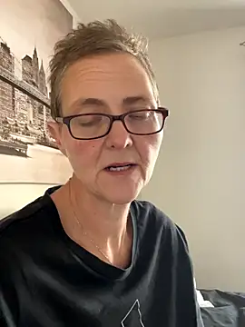 Snapshot of Curvy-Jinx chatting on October 9, 2025, 7:28 am Curvy-Jinx online show from October 9, 2025, 7:28 am