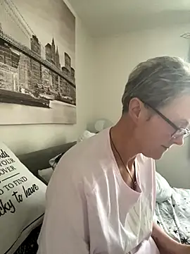 Snapshot of Curvy-Jinx chatting on October 26, 2025, 4:02 pm Curvy-Jinx online show from October 26, 2025, 4:02 pm