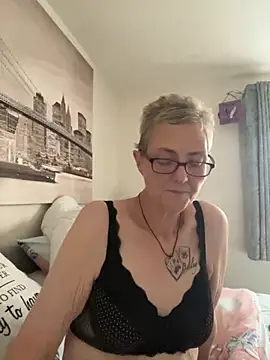 Snapshot of Curvy-Jinx chatting on November 1, 2025, 3:36 pm Curvy-Jinx online show from November 1, 2025, 3:36 pm