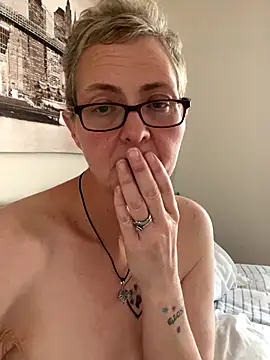 Snapshot of Curvy-Jinx chatting on November 5, 2025, 9:31 am Curvy-Jinx online show from November 5, 2025, 9:31 am