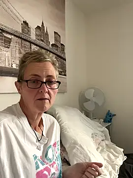 Snapshot of Curvy-Jinx chatting on November 10, 2025, 8:24 am Curvy-Jinx online show from November 10, 2025, 8:24 am