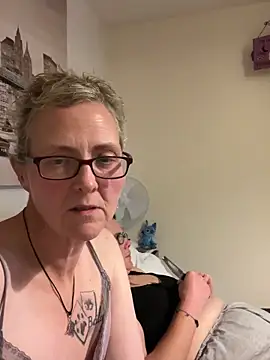 Snapshot of Curvy-Jinx chatting on November 18, 2025, 8:57 pm Curvy-Jinx online show from November 18, 2025, 8:57 pm