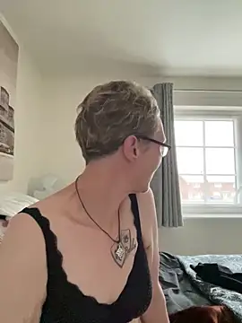 Snapshot of Curvy-Jinx chatting on November 19, 2025, 9:42 am Curvy-Jinx online show from November 19, 2025, 9:42 am