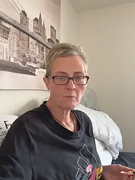 Snapshot of Curvy-Jinx chatting on November 20, 2025, 1:11 pm Curvy-Jinx online show from November 20, 2025, 1:11 pm