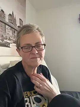 Snapshot of Curvy-Jinx chatting on November 25, 2025, 8:14 am Curvy-Jinx online show from November 25, 2025, 8:14 am