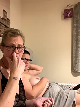 Snapshot of Curvy-Jinx chatting on November 27, 2025, 10:34 pm Curvy-Jinx online show from November 27, 2025, 10:34 pm