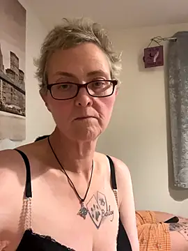 Snapshot of Curvy-Jinx chatting on November 29, 2025, 8:45 pm Curvy-Jinx online show from November 29, 2025, 8:45 pm