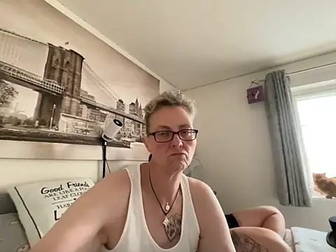 Snapshot of Curvy-Jinx chatting on June 14, 2026, 7:27 pm Curvy-Jinx online show from June 14, 2026, 7:27 pm