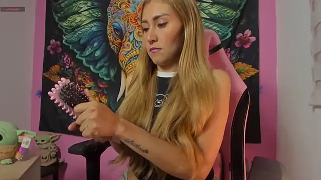 Snapshot of Alice_VIP chatting on November 27, 2025, 1:40 am Alice VIP online show from November 27, 2025, 1:40 am