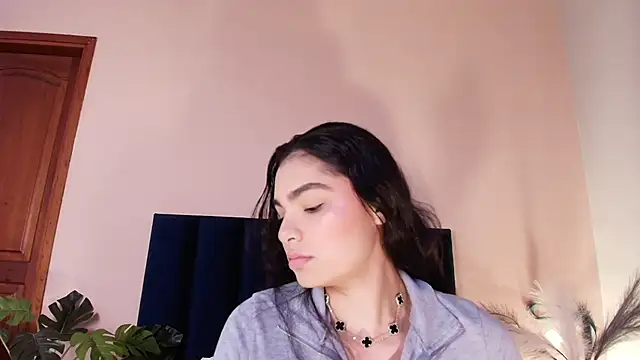 Snapshot of LunaAspen_ chatting on May 7, 2026, 6:02 pm LunaAspen online show from May 7, 2026, 6:02 pm