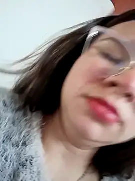 Isa Acosta online show from October 4, 2025, 1:42 pm