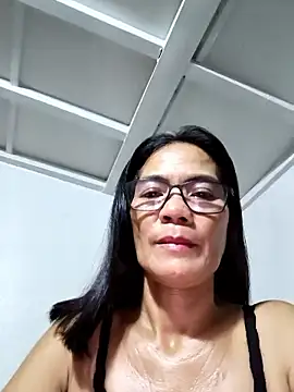 Snapshot of ImYourWoman_55 chatting on May 15, 2026, 9:22 pm ImYourWoman 55 online show from May 15, 2026, 9:22 pm