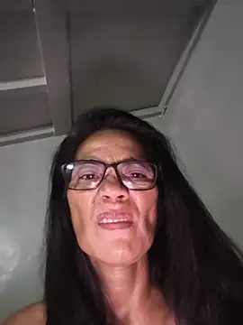 Snapshot of ImYourWoman_55 chatting on May 17, 2026, 10:39 pm ImYourWoman 55 online show from May 17, 2026, 10:39 pm