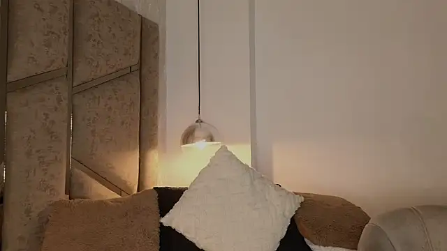 scarlethlux online show from June 20, 2026, 4:37 am