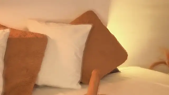 scarlethlux online show from July 29, 2026, 5:38 am