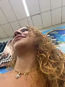 Chloe Leaozinho online show from February 15, 2026, 4:25 pm