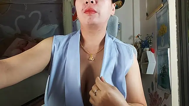 Snapshot of lyly_asian chatting on July 17, 2026, 10:14 pm lyly asian online show from July 17, 2026, 10:14 pm