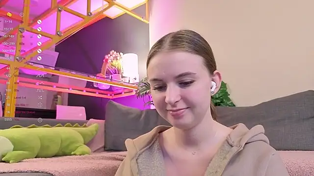 Snapshot of FlexiPixie chatting on October 14, 2025, 8:15 am FlexiPixie online show from October 14, 2025, 8:15 am