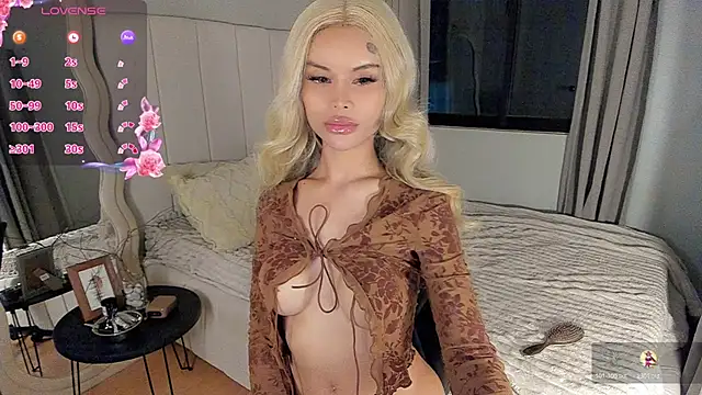 Snapshot of LUUVRRI_21 chatting on April 5, 2026, 4:04 pm LUUVRRI 21 online show from April 5, 2026, 4:04 pm