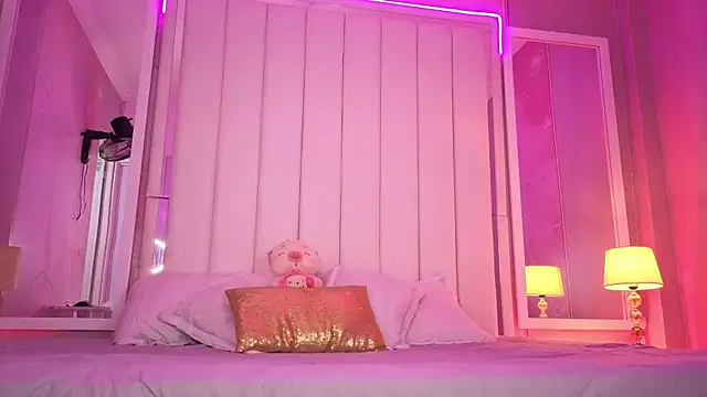 luna hot ass online show from June 22, 2026, 9:45 pm