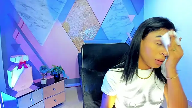 keytinthomson  online show from October 16, 2025, 7:48 pm