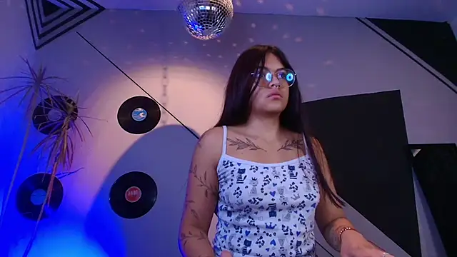 Snapshot of Lilith_and_Khloe chatting on October 7, 2025, 11:29 am Lilith and Khloe online show from October 7, 2025, 11:29 am