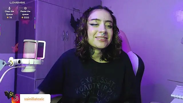 Snapshot of vainilla_doll chatting on December 3, 2025, 11:14 pm vainilla doll online show from December 3, 2025, 11:14 pm