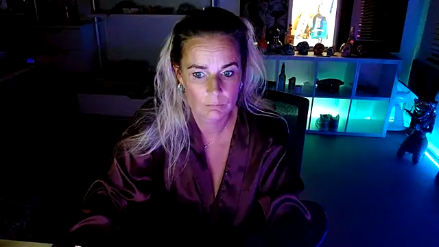 Mrs-Aurora online show from October 6, 2025, 9:45 pm