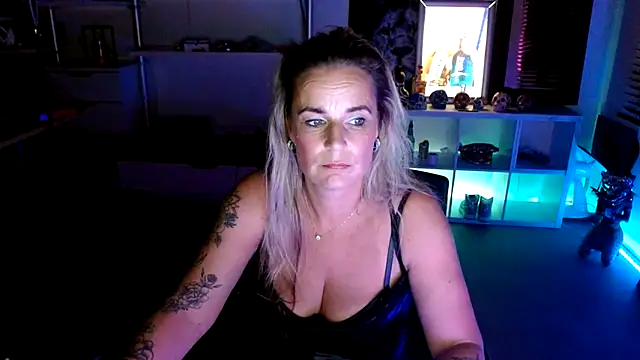 Mrs-Aurora online show from October 12, 2025, 6:29 pm