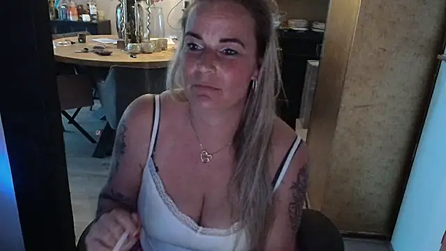 Mrs-Aurora online show from April 27, 2026, 4:54 am