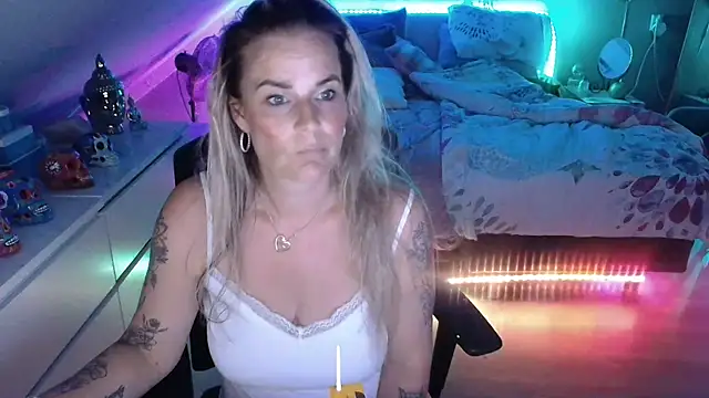 Mrs-Aurora online show from May 6, 2026, 12:08 am