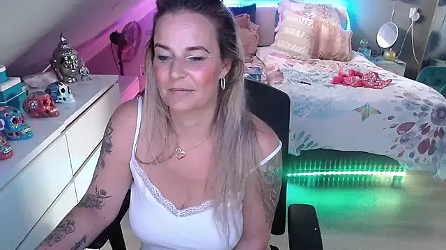 Mrs-Aurora online show from May 6, 2026, 12:10 pm