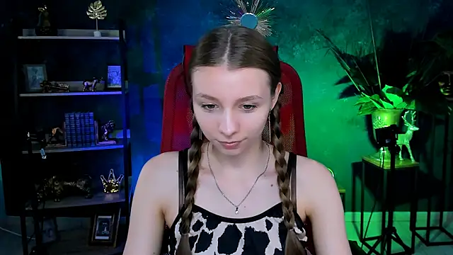 JulieDaniel online show from June 12, 2026, 4:11 am