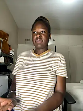 Snapshot of DarkBerryDiamond255 chatting on October 20, 2025, 7:36 pm DarkBerryDiamond255 online show from October 20, 2025, 7:36 pm