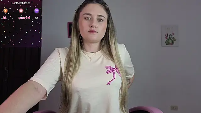 Snapshot of Veronika__Winslow_ chatting on November 4, 2025, 5:28 am Veronika Winslow online show from November 4, 2025, 5:28 am