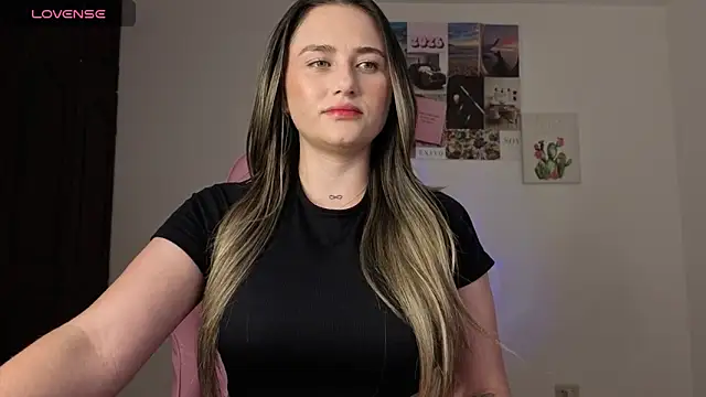 Snapshot of Veronika__Winslow_ chatting on April 24, 2026, 6:27 am Veronika Winslow online show from April 24, 2026, 6:27 am